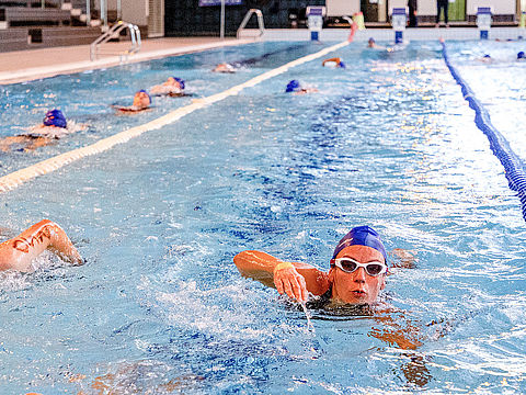 Des nageurs nagent dans le bassin olympique de l'Aquapolis