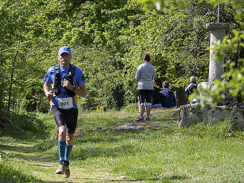 Course à pied à Aureil : un homme court dans un chemin dans la nature